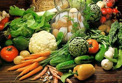 無公害蔬菜受歡迎?他從城里回來種蔬菜,已成當(dāng)?shù)刂赂粠ь^人_駱朝鼎